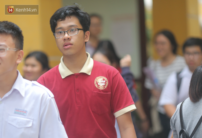 Bức hình hot nhất trên MXH về cảm xúc thí sinh rời phòng thi: Kẻ tươi như hoa, người rầu như mất sổ gạo