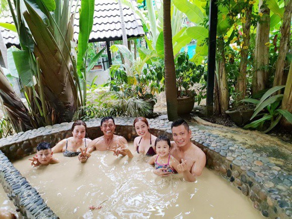 Con trai đầu lòng của Jennifer Phạm về Việt Nam đoàn tụ với bố dượng, mẹ và các em