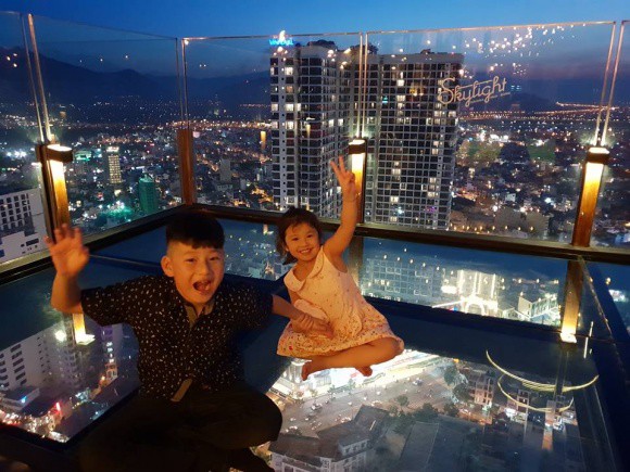 Con trai đầu lòng của Jennifer Phạm về Việt Nam đoàn tụ với bố dượng, mẹ và các em