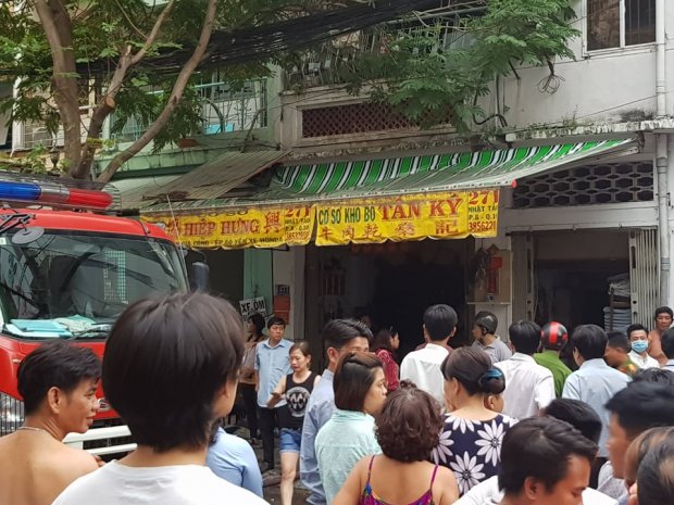 Cả khu phố nhốn nháo khi phát hiện khói lửa nghi ngút từ căn nhà 4 tầng Cả khu phố nhốn nháo khi phát hiện khói lửa nghi ngút từ căn nhà 4 tầng