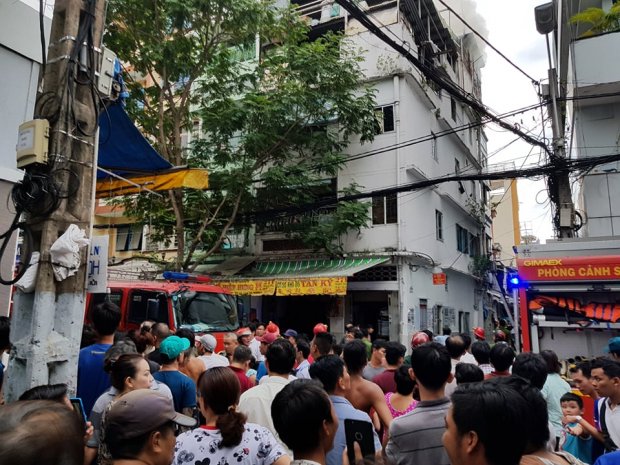 Cả khu phố nhốn nháo khi phát hiện khói lửa nghi ngút từ căn nhà 4 tầng