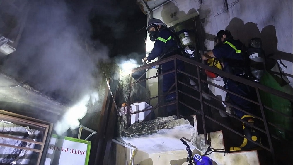 Ngủ say sau khi xem World Cup, nhà cháy rừng rực không hay