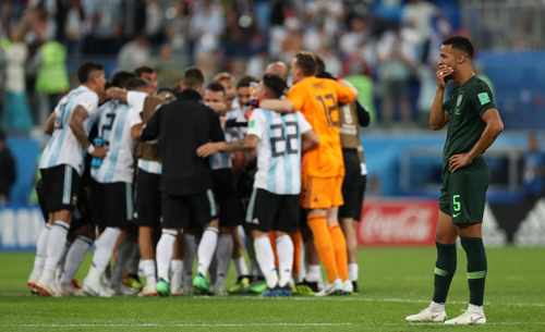 HLV Nigeria: Bóng chạm tay, chúng tôi phải được phạt đền