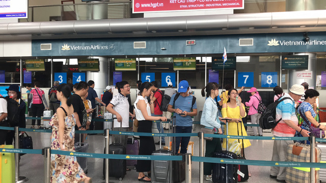 Máy bay đi TP HCM hạ cánh khẩn cấp ở Đà Nẵng cứu hành khách khó thở