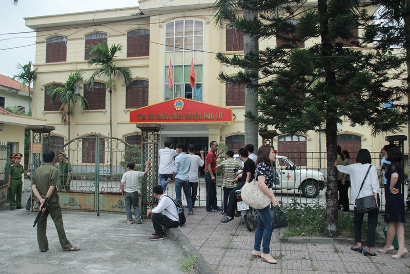 Áp giải bị cáo nhiễm HIV dâm ô bé gái 11 tuổi bằng xe cấp cứu