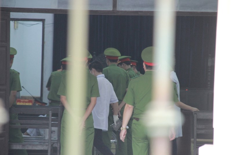 Áp giải bị cáo nhiễm HIV dâm ô bé gái 11 tuổi bằng xe cấp cứu