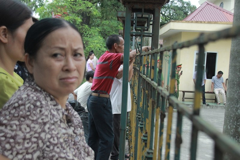 Áp giải bị cáo nhiễm HIV dâm ô bé gái 11 tuổi bằng xe cấp cứu