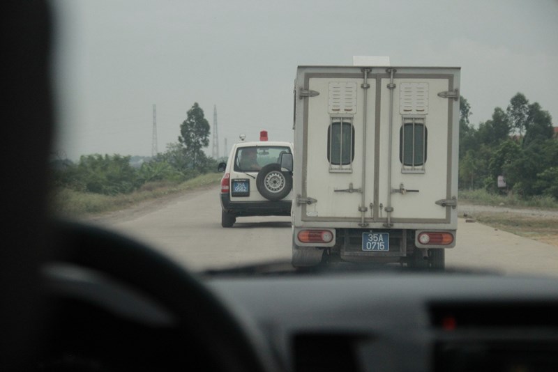 Áp giải bị cáo nhiễm HIV dâm ô bé gái 11 tuổi bằng xe cấp cứu