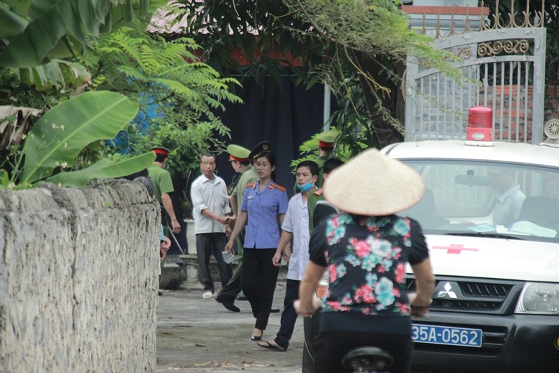 Áp giải bị cáo nhiễm HIV dâm ô bé gái 11 tuổi bằng xe cấp cứu