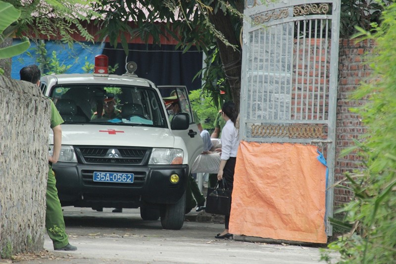 Áp giải bị cáo nhiễm HIV dâm ô bé gái 11 tuổi bằng xe cấp cứu