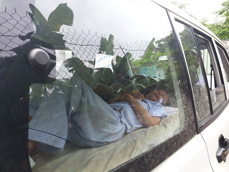 Áp giải bị cáo nhiễm HIV dâm ô bé gái 11 tuổi bằng xe cấp cứu