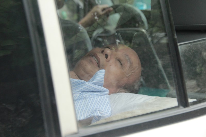 Áp giải bị cáo nhiễm HIV dâm ô bé gái 11 tuổi bằng xe cấp cứu