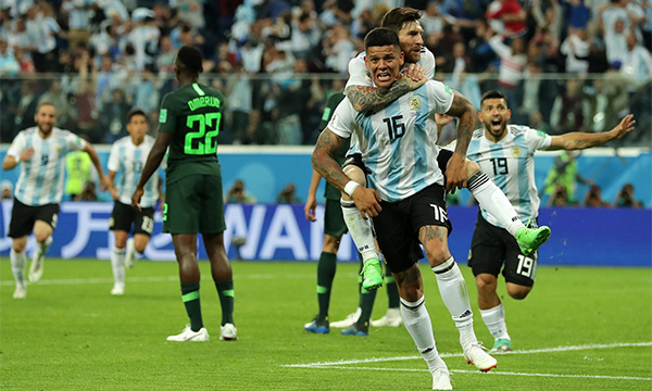 Messi và Rojo đưa Argentina vào vòng 1/8