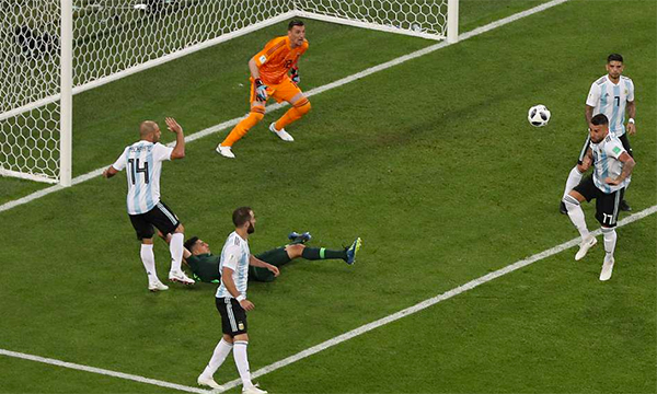 Messi và Rojo đưa Argentina vào vòng 1/8