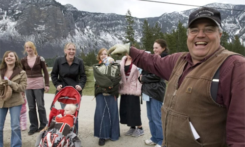 Hai người đàn ông chịu án tù tại gia vì quá nhiều vợ