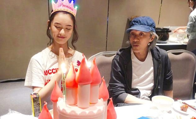 Sinh nhật cô đơn của vua hài Châu Tinh Trì: Các mỹ nhân quay lưng và lời chúc từ hai gái hư Sinh nhật cô đơn của vua hài Châu Tinh Trì: Các mỹ nhân quay lưng và lời chúc từ hai gái hư