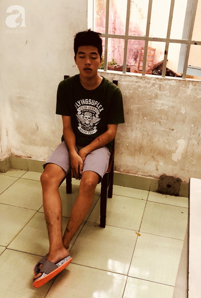 TP.HCM: Nghĩ bạn gái quen người khác, nam thanh niên rủ bạn nhậu chặn xe đánh chém tình địch dã man
