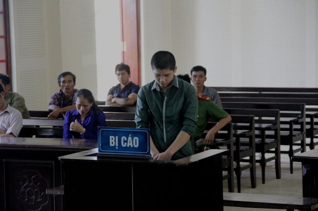 Bán trâu đền bù cho gia đình nạn nhân, người mẹ bật khóc khi con trai 16 tuổi vẫn lĩnh án