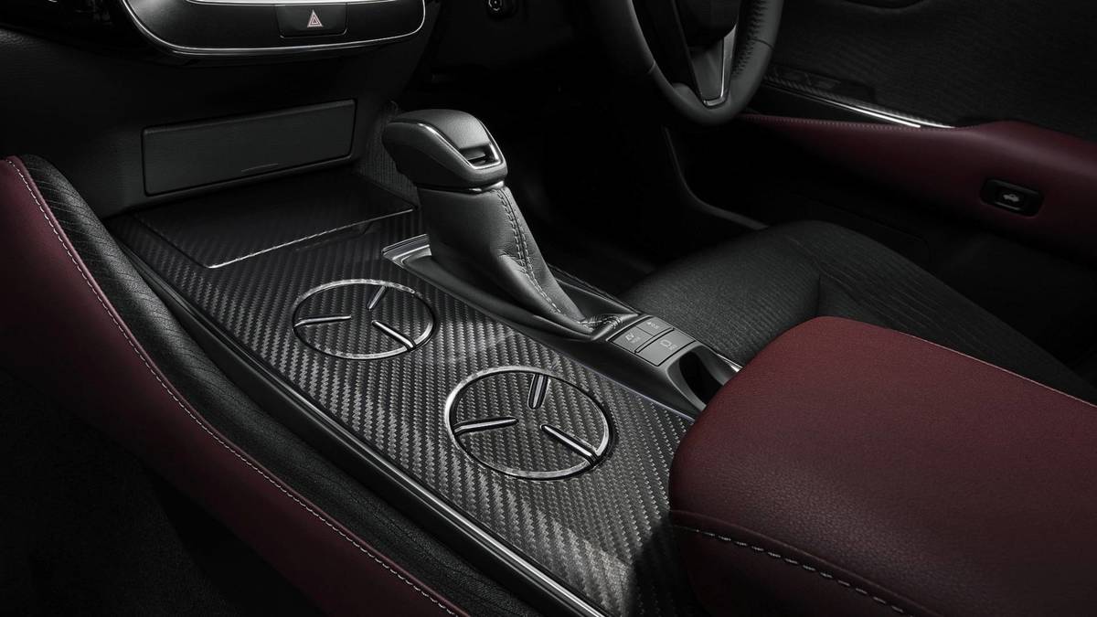 Toyota Crown thế hệ mới giá từ 41.800 USD