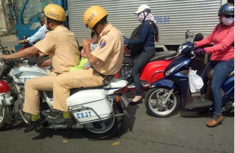 Bé trai được CSGT vượt rừng người đi cấp cứu giờ ra sao?