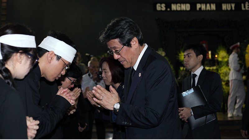 Ngàn người thương tiếc tiễn đưa giáo sư Phan Huy Lê