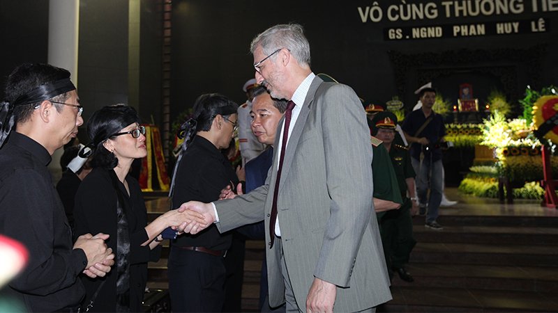 Ngàn người thương tiếc tiễn đưa giáo sư Phan Huy Lê