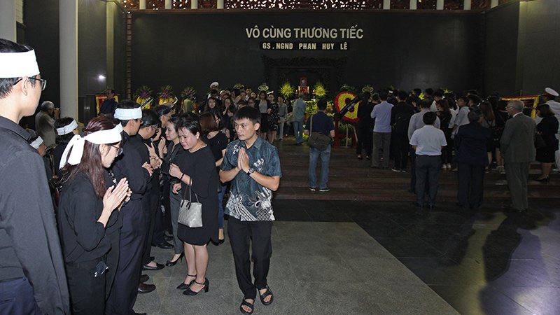 Ngàn người thương tiếc tiễn đưa giáo sư Phan Huy Lê