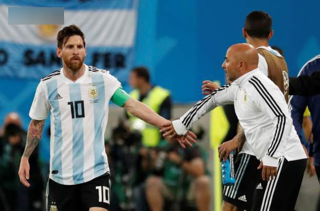 Argentina chiến thắng may mắn, HLV bị đồn mất ghế lại được thể tâng bốc Messi