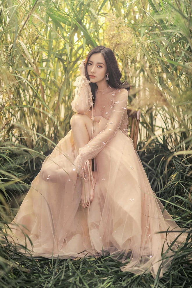 Váy áo tiểu thư tôn nét đẹp diễm lệ của Jun Vũ