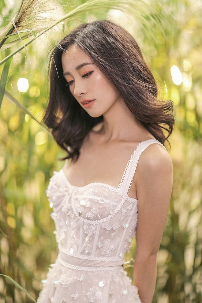 Váy áo tiểu thư tôn nét đẹp diễm lệ của Jun Vũ