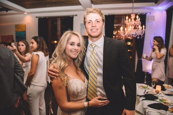 Những hình ảnh hài hước với background lấn át hoàn toàn nhân vật chính, nữ hoàng Anh cũng góp mặt trong một tấm