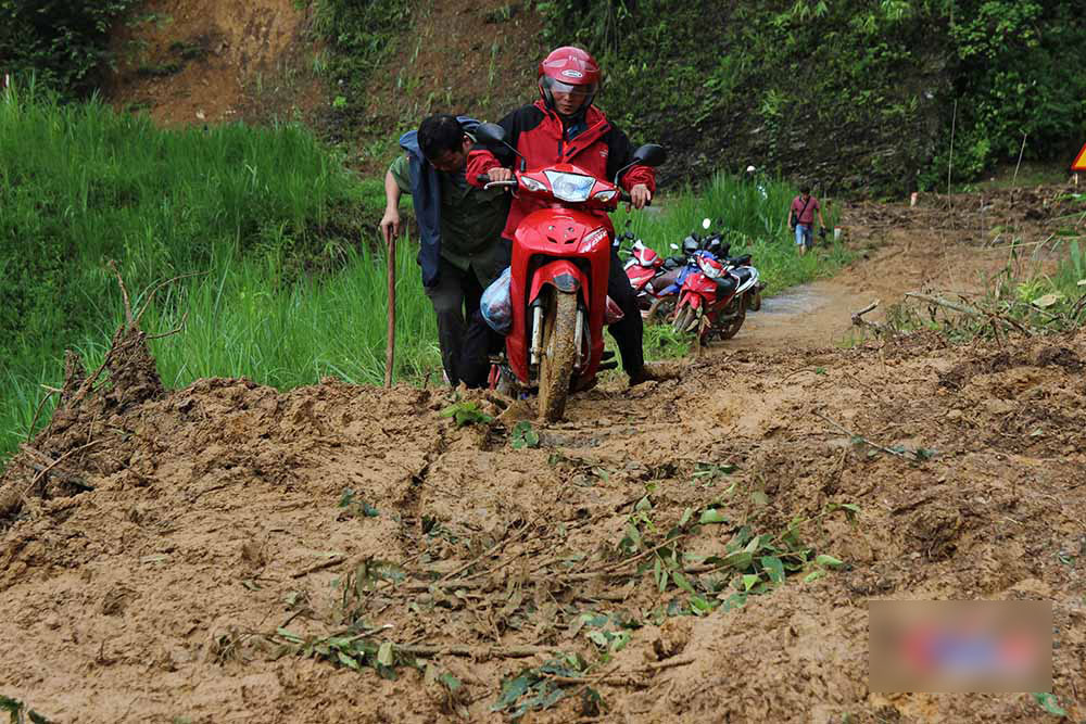 Nghìn m3 đá vùi lấp đường, trườn qua vách đá về nhà Nghìn m3 đá vùi lấp đường, trườn qua vách đá về nhà