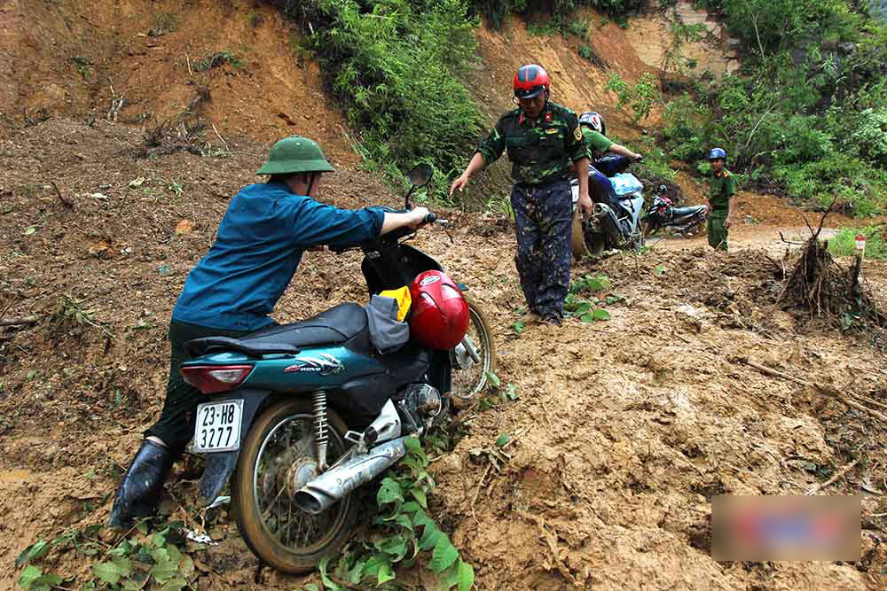 Nghìn m3 đá vùi lấp đường, trườn qua vách đá về nhà Nghìn m3 đá vùi lấp đường, trườn qua vách đá về nhà