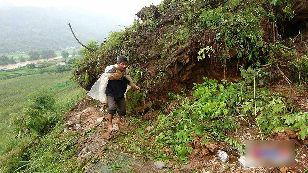 Nghìn m3 đá vùi lấp đường, trườn qua vách đá về nhà