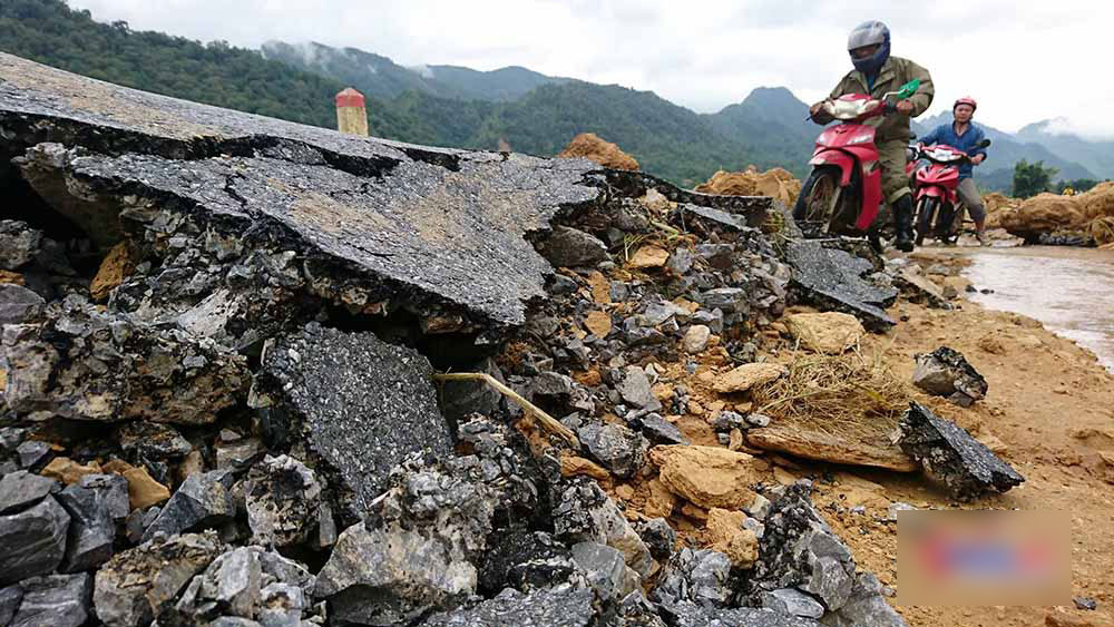 Nghìn m3 đá vùi lấp đường, trườn qua vách đá về nhà Nghìn m3 đá vùi lấp đường, trườn qua vách đá về nhà