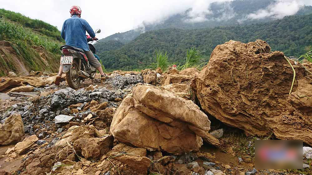 Nghìn m3 đá vùi lấp đường, trườn qua vách đá về nhà Nghìn m3 đá vùi lấp đường, trườn qua vách đá về nhà