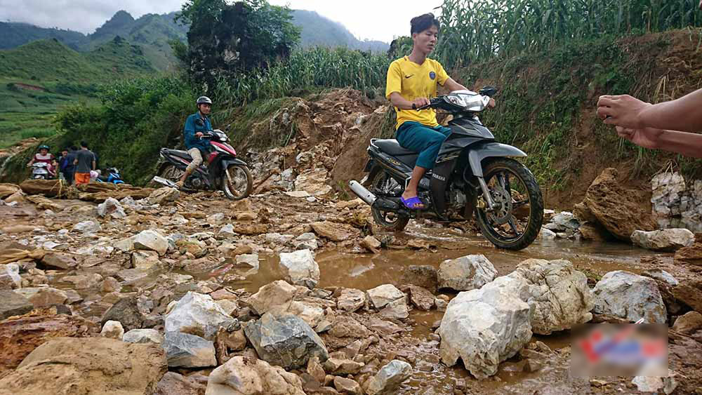 Nghìn m3 đá vùi lấp đường, trườn qua vách đá về nhà Nghìn m3 đá vùi lấp đường, trườn qua vách đá về nhà