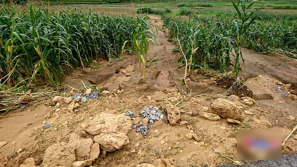 Nghìn m3 đá vùi lấp đường, trườn qua vách đá về nhà Nghìn m3 đá vùi lấp đường, trườn qua vách đá về nhà