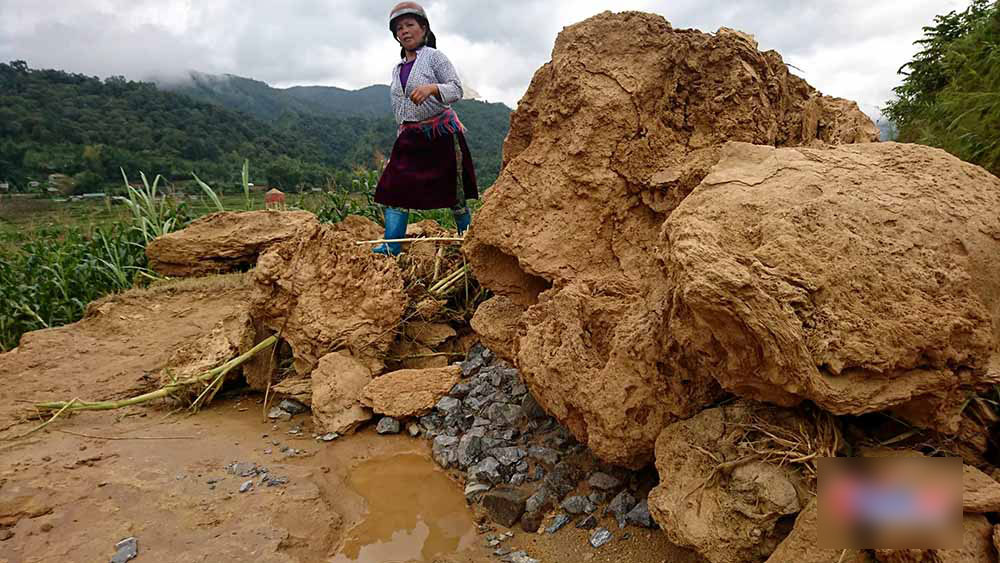 Nghìn m3 đá vùi lấp đường, trườn qua vách đá về nhà