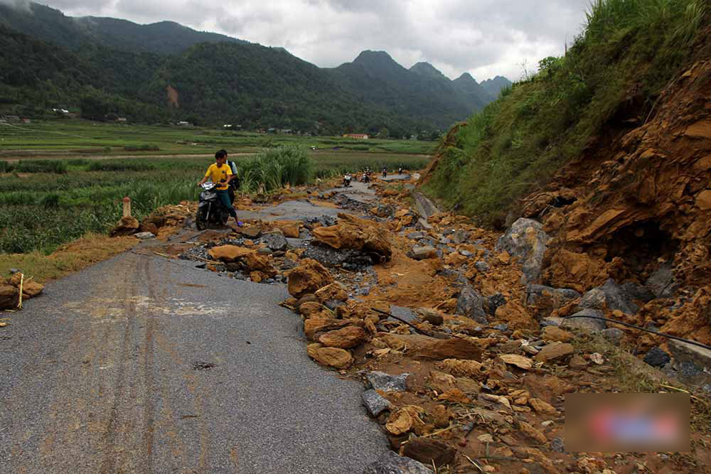 Nghìn m3 đá vùi lấp đường, trườn qua vách đá về nhà