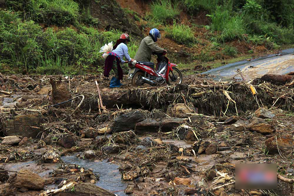 Nghìn m3 đá vùi lấp đường, trườn qua vách đá về nhà
