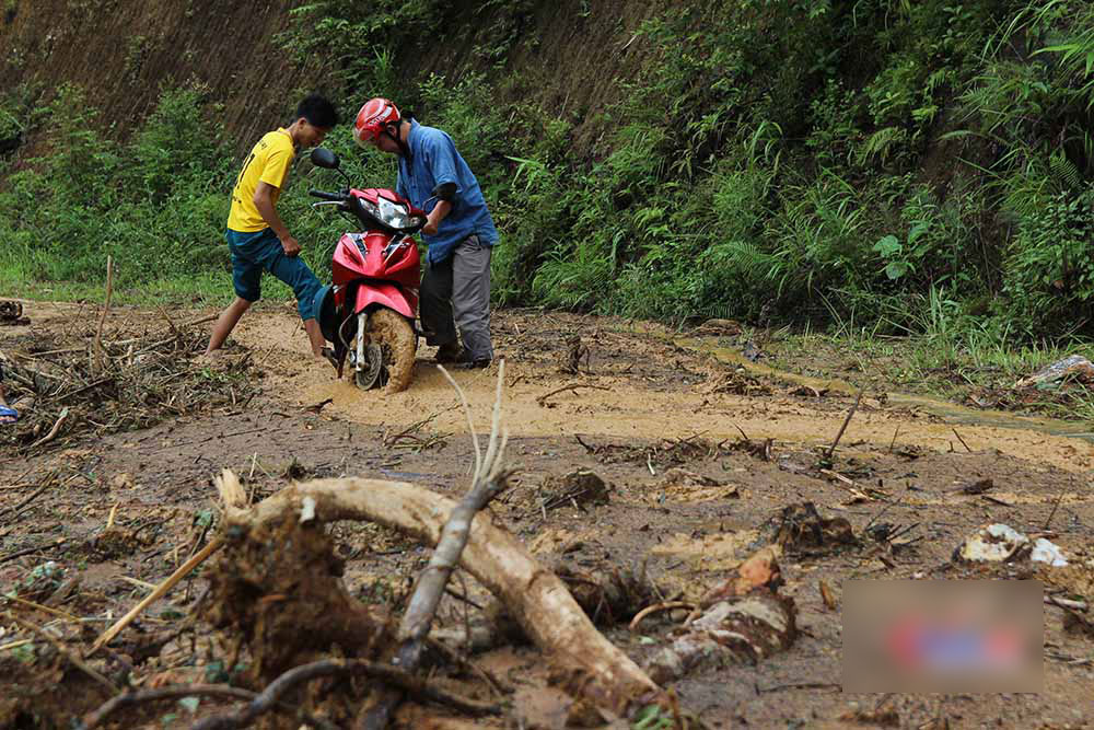Nghìn m3 đá vùi lấp đường, trườn qua vách đá về nhà Nghìn m3 đá vùi lấp đường, trườn qua vách đá về nhà