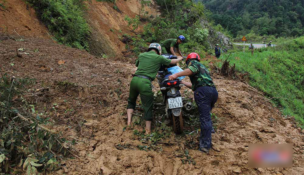 Nghìn m3 đá vùi lấp đường, trườn qua vách đá về nhà