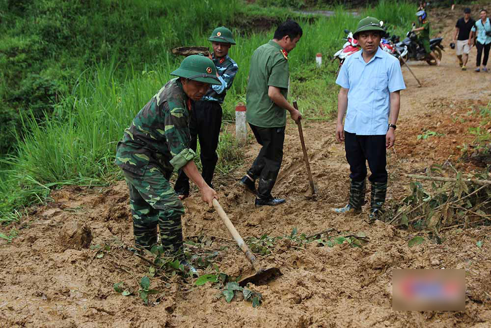 Nghìn m3 đá vùi lấp đường, trườn qua vách đá về nhà
