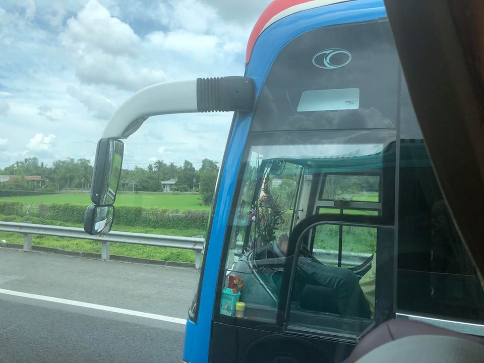 Clip: Tài xế xe khách dùng chân lái xe vì tay đang bận để gối đầu cho đỡ mỏi