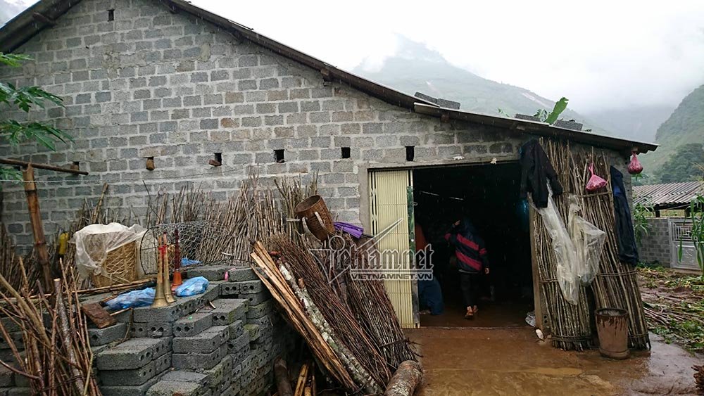 Hà Giang: Ngã quỵ trước thi thể vợ con nhấc lên từ đống bùn lạnh lẽo