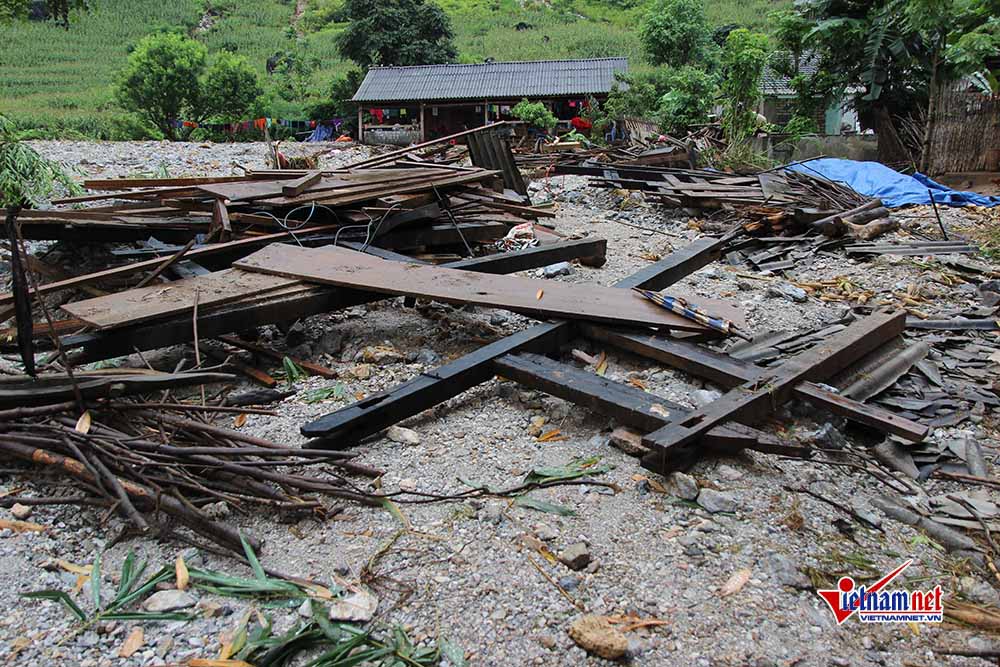 Hà Giang: Ngã quỵ trước thi thể vợ con nhấc lên từ đống bùn lạnh lẽo