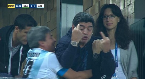 Maradona nhập viện khẩn cấp sau trận thắng của Argentina