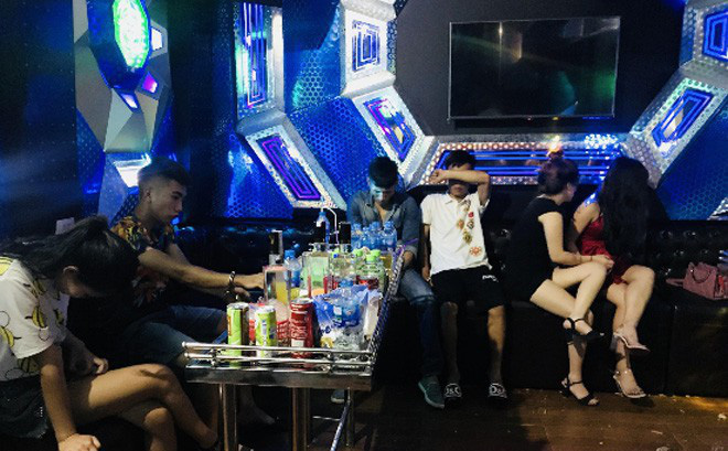 Nam thanh nữ tú rủ nhau bay lắc trong phòng vip quán karaoke Nam thanh nữ tú rủ nhau bay lắc trong phòng vip quán karaoke