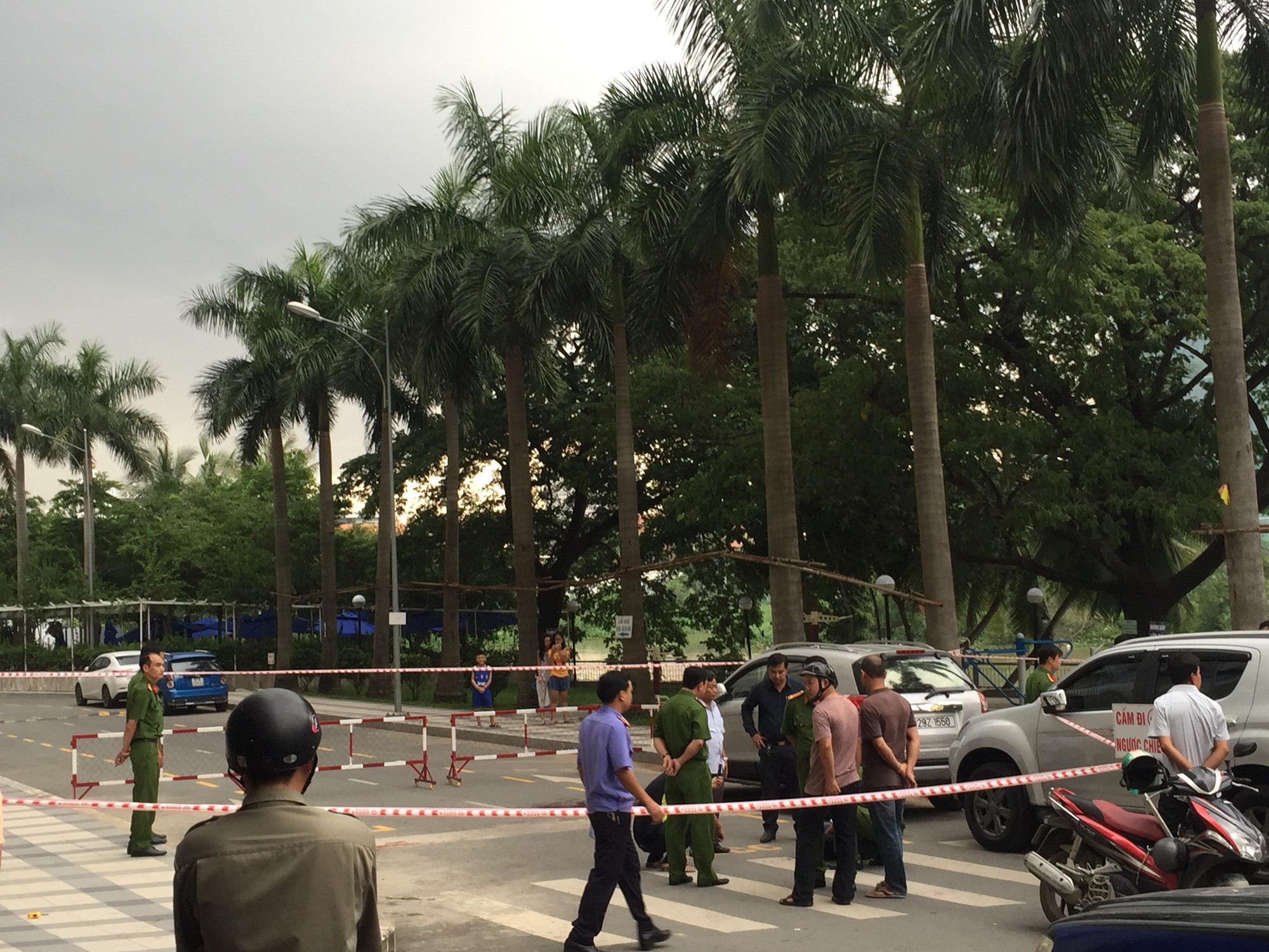 Mặc người yêu quỳ lạy chắp tay cầu xin, gã thanh niên vẫn dùng dao đâm khiến quản lý chung cư tử vong, cô gái bị thương nặng